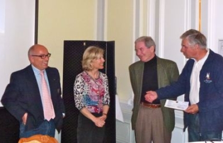 Cornélia et Jean-Pierre remetttent à Christian Raymond et Gérald Dufour, respectivement président et membre de l'association de la Barque des Enfants, le chèque de Frs. 2'000.- récoltés lors de notre participation à la Foire de la St-Martin 2011.